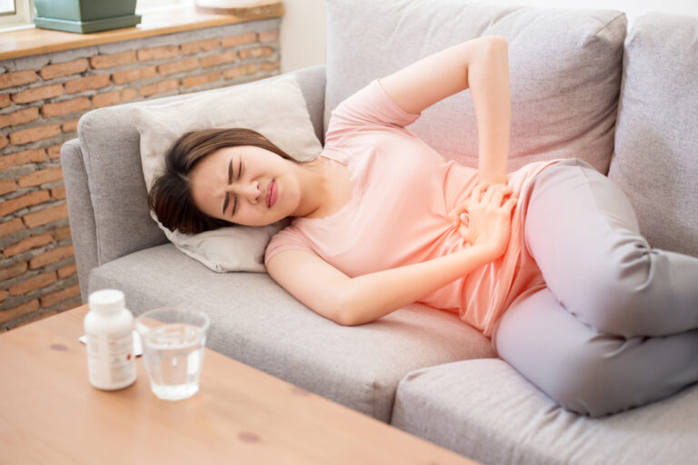 Cẩm nang tư thế giúp giảm đau bụng kinh: Tại văn phòng, trên giường và thảm tập