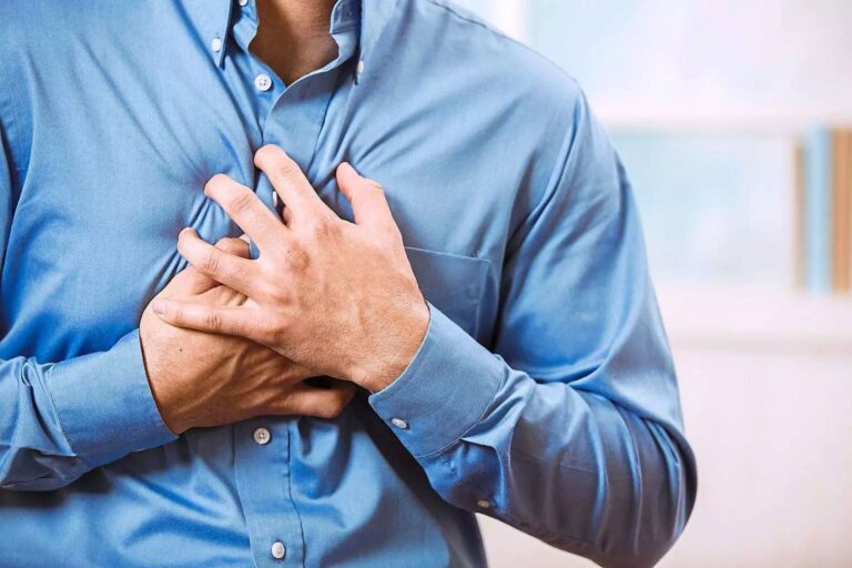 Nhồi máu cơ tim và ngừng tim ở nam giới: Dấu hiệu cảnh báo không nên chủ quan