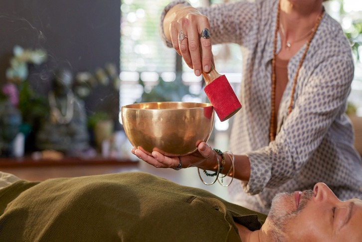 Sound Bath là gì? Hướng dẫn toàn diện cho người mới bắt đầu — từ lợi ích đến cách chuẩn bị
