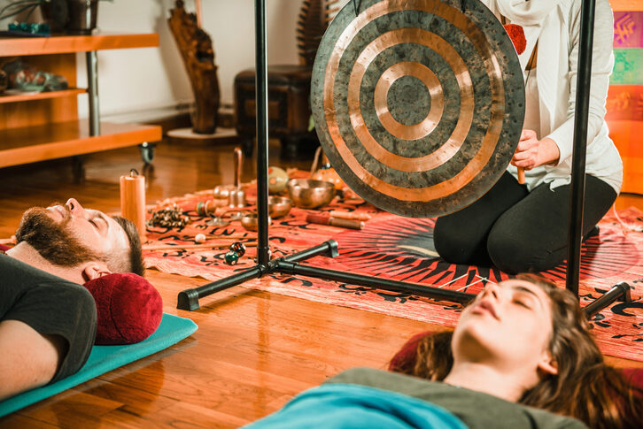 Sound Bath là gì? Hướng dẫn toàn diện cho người mới bắt đầu — từ lợi ích đến cách chuẩn bị