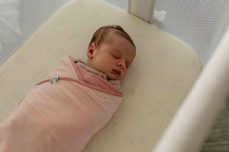 Trẻ sơ sinh cần ngủ bao nhiêu tiếng mỗi ngày? Hướng dẫn theo từng giai đoạn tuổi