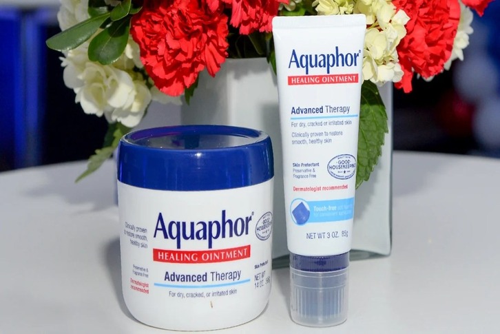 Vaseline vs Aquaphor: Sự khác biệt tinh tế nhưng quan trọng giữa hai sản phẩm dưỡng ẩm huyền thoại
