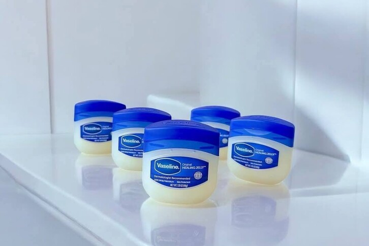 Vaseline vs Aquaphor: Sự khác biệt tinh tế nhưng quan trọng giữa hai sản phẩm dưỡng ẩm huyền thoại