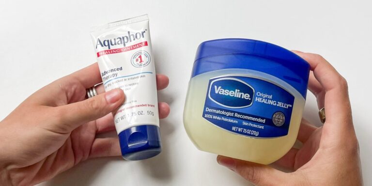 Vaseline vs Aquaphor: Sự khác biệt tinh tế nhưng quan trọng giữa hai sản phẩm dưỡng ẩm huyền thoại
