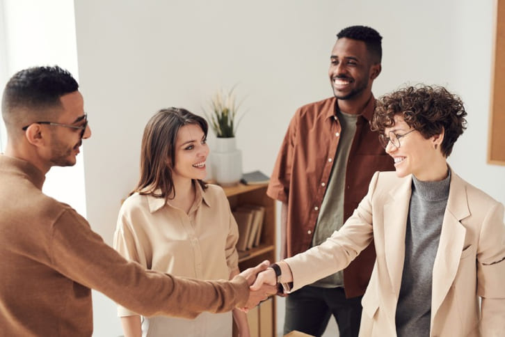 Duy trì các mối quan hệ xã hội và rèn luyện trí não